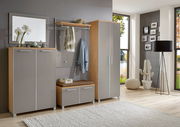 Modernes Garderoben-Set in Holzoptik mit grauen Fronten, bestehend aus Schrank, Spiegel, Sitzbank und Hakenleiste, seitliche Perspektive.