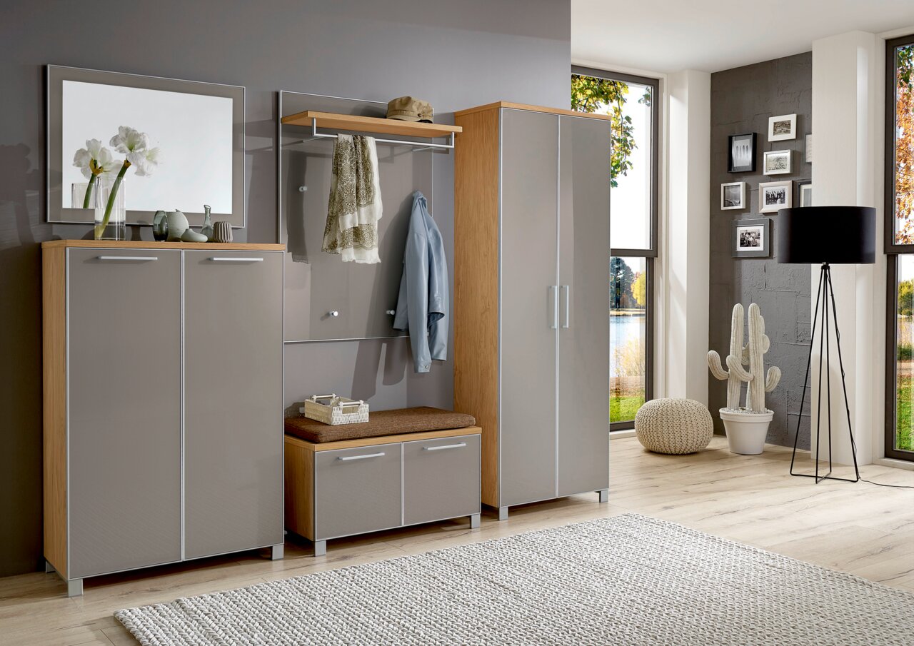 Modernes Garderoben-Set in Holzoptik mit grauen Fronten, bestehend aus Schrank, Spiegel, Sitzbank und Hakenleiste, seitliche Perspektive.
