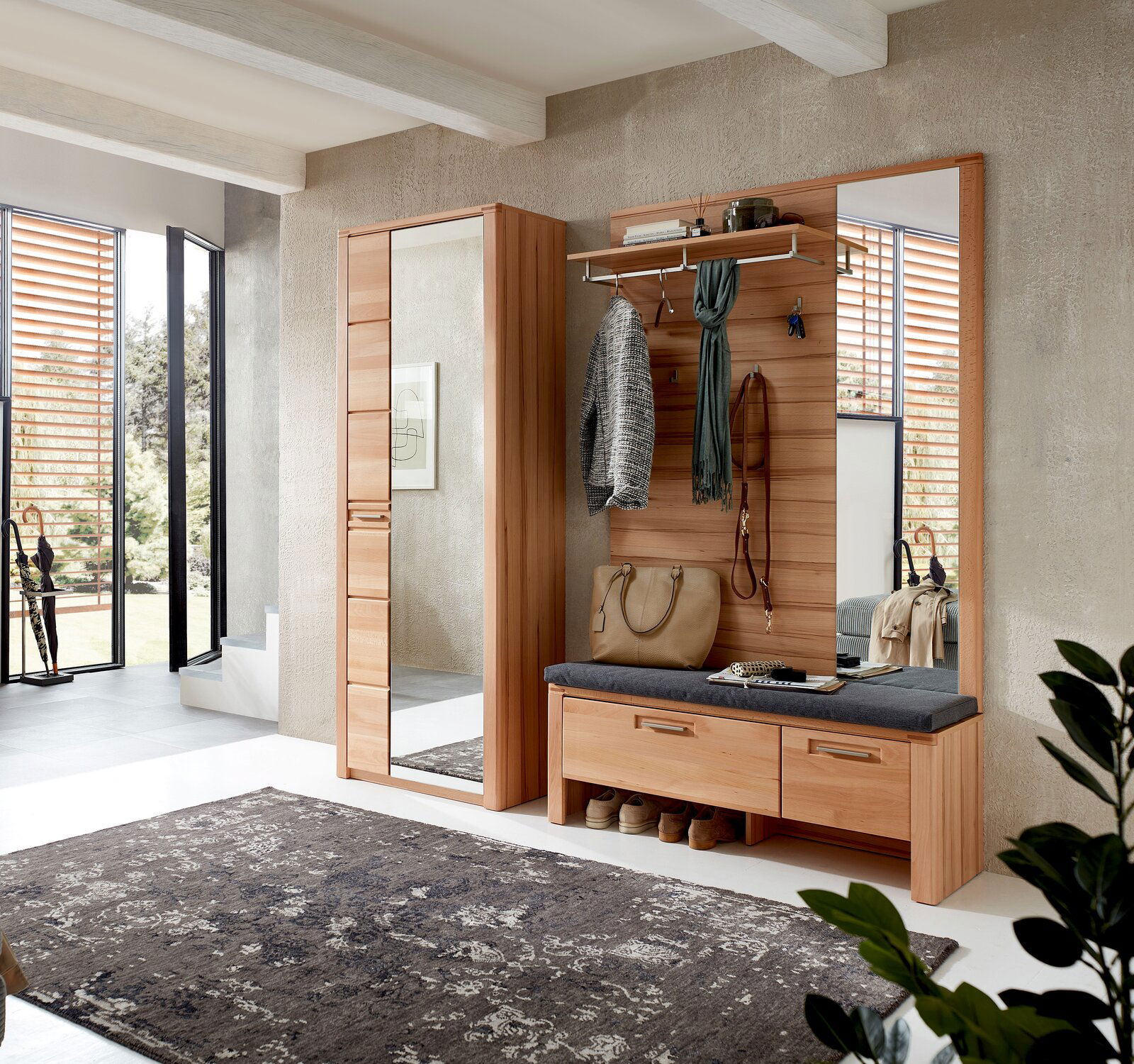 Garderobenkombination aus Holz mit Spiegel, Sitzbank und Kleiderhaken, seitliche Perspektive