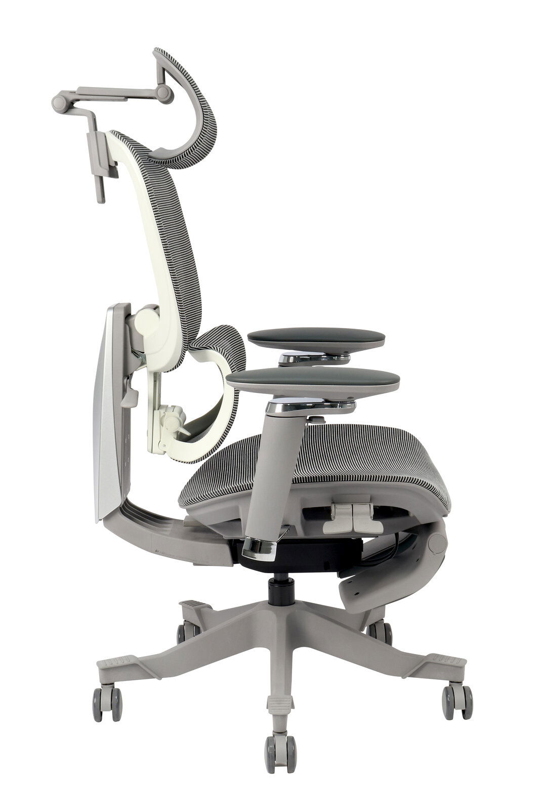 Moderner ergonomischer Drehstuhl in Seitenansicht mit verstellbarer Kopfstütze und Armlehnen, graues Design auf Rollen.