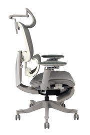 Moderner ergonomischer Drehstuhl in Seitenansicht mit verstellbarer Kopfstütze und Armlehnen, graues Design auf Rollen.