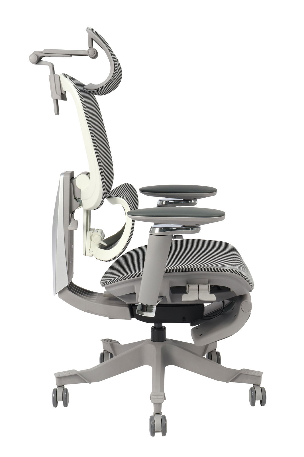 Moderner ergonomischer Drehstuhl in Seitenansicht mit verstellbarer Kopfstütze und Armlehnen, graues Design auf Rollen.