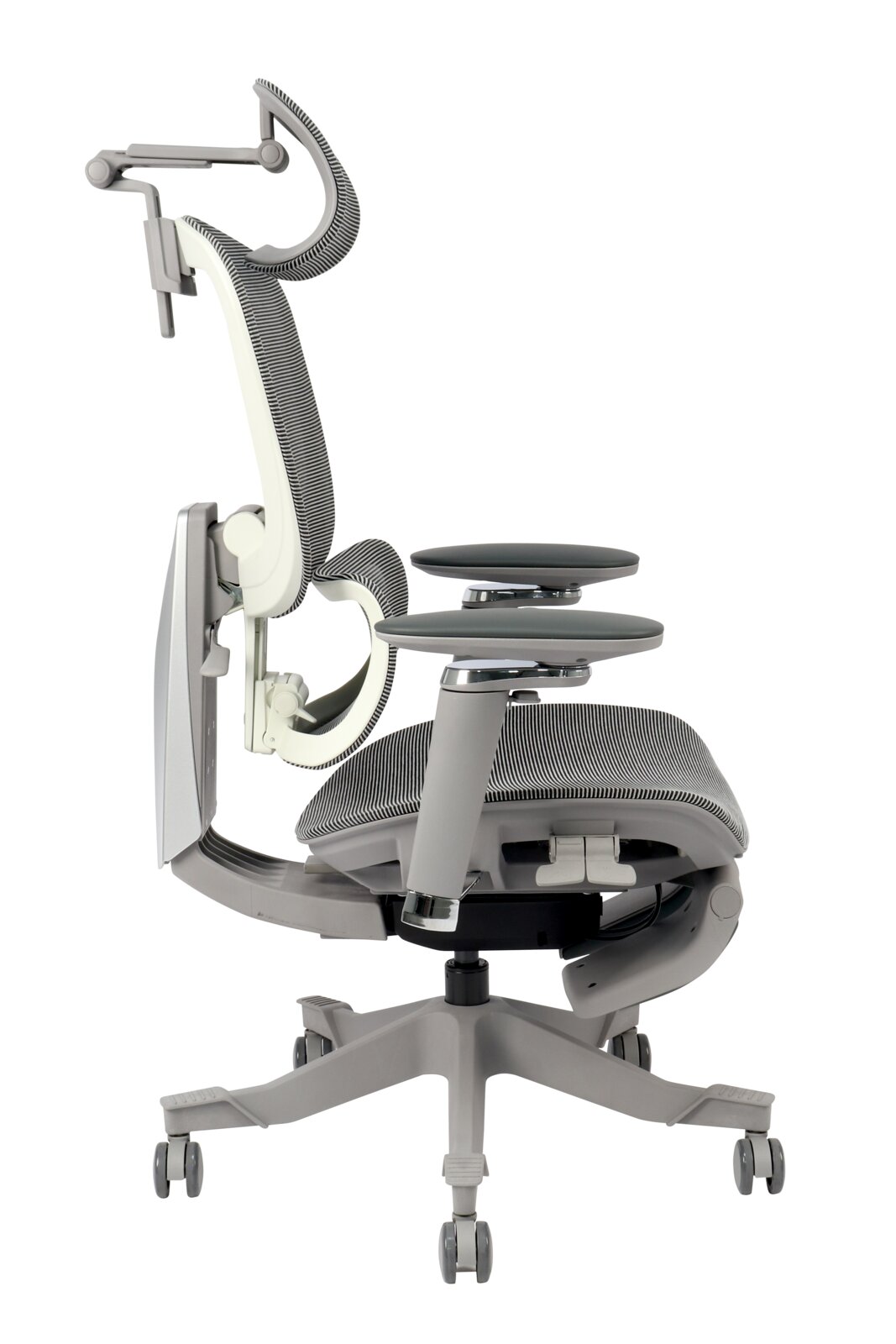 Moderner ergonomischer Drehstuhl in Seitenansicht mit verstellbarer Kopfstütze und Armlehnen, graues Design auf Rollen.