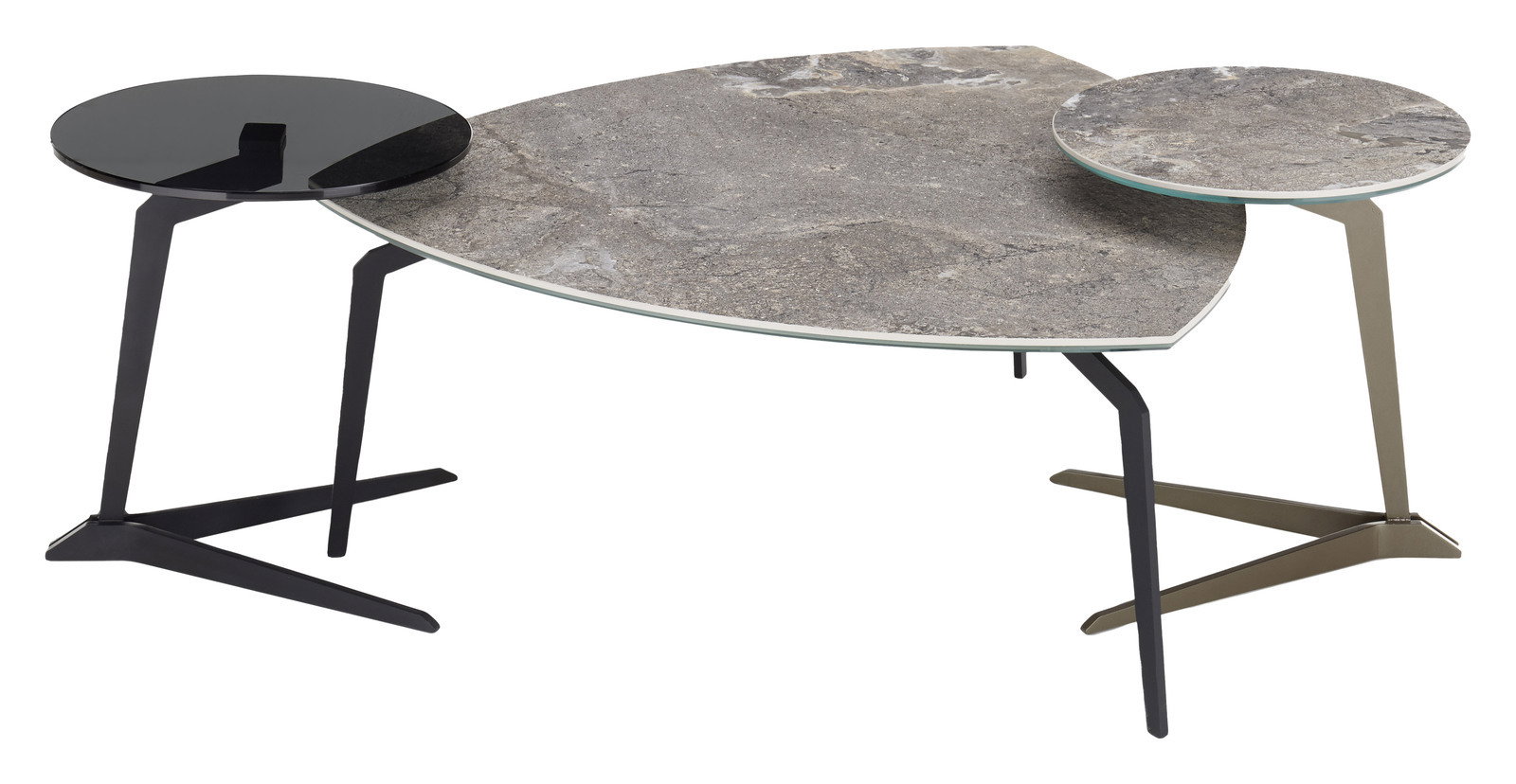 Moderner Couchtisch mit dreiteiligem Design, bestehend aus einer großen, nierenförmigen Steinplatte und zwei runden Platten in unterschiedlichen Höhen, auf eleganten Metallbeinen. Perspektive: seitliche Ansicht.