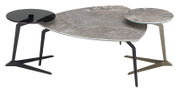 Moderner Couchtisch mit dreiteiligem Design, bestehend aus einer großen, nierenförmigen Steinplatte und zwei runden Platten in unterschiedlichen Höhen, auf eleganten Metallbeinen. Perspektive: seitliche Ansicht.