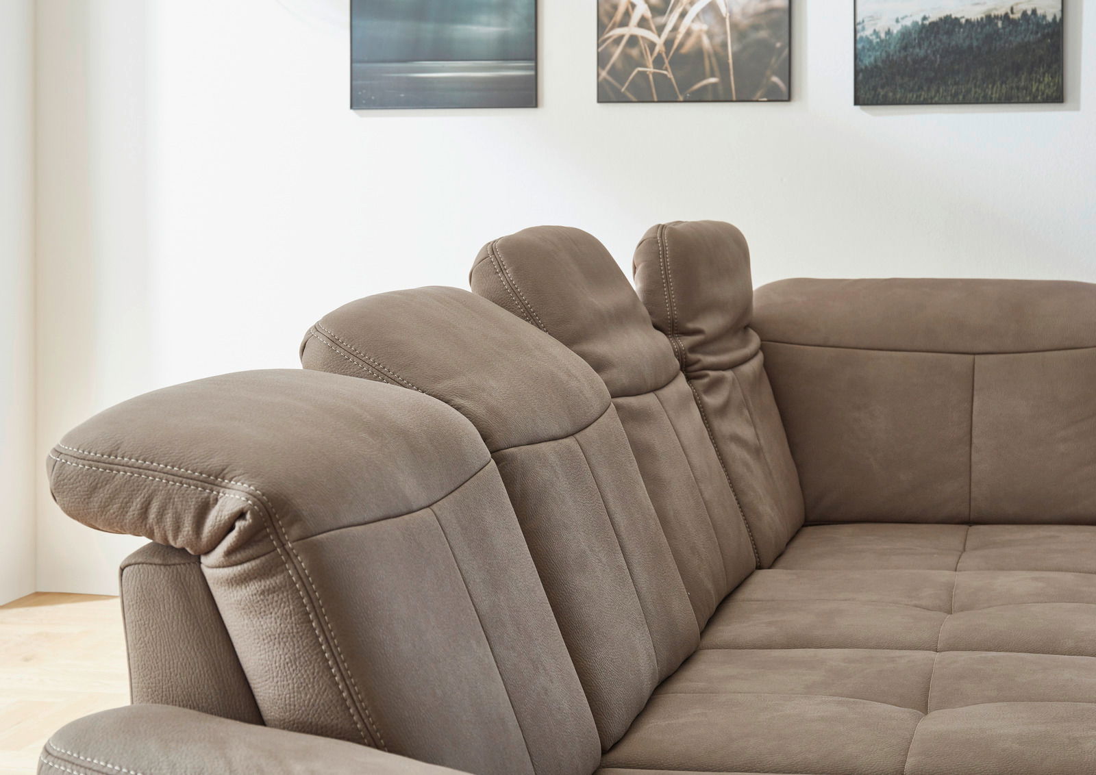 Braune Polsterrundecke mit verstellbaren Kopfstützen, seitliche Perspektive