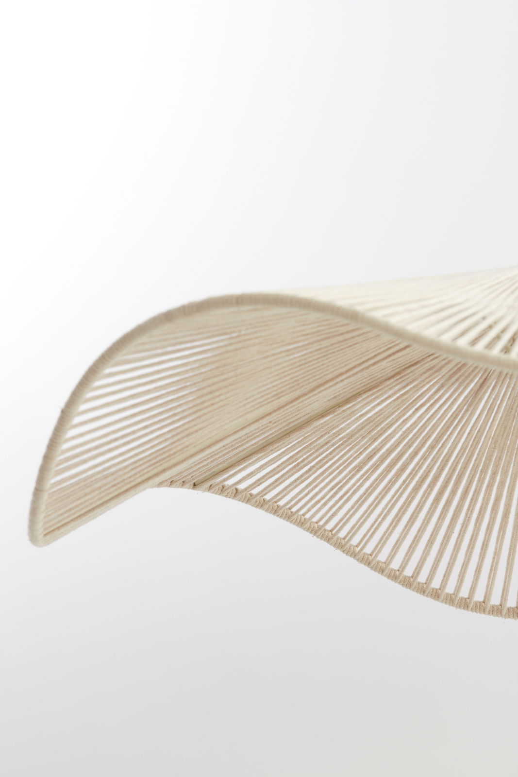 Light&Living Hängeleuchte RAFA Nahaufnahme einer Hängeleuchte mit geschwungenem, fadenförmigem Design aus seitlicher Perspektive.