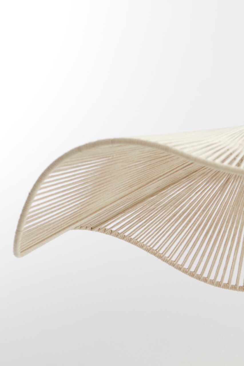 Light&Living Hängeleuchte RAFA Nahaufnahme einer Hängeleuchte mit geschwungenem, fadenförmigem Design aus seitlicher Perspektive.