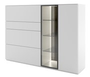 Weißes Highboard mit vier Schubladen auf der linken Seite und einem verglasten Vitrinenbereich mit drei Glasböden auf der rechten Seite, perspektivisch von vorne links betrachtet.