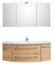 Frontale Ansicht einer dreiteiligen Badkombination mit Spiegelschrank und Waschtisch in Holzoptik.