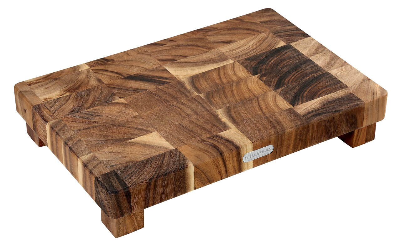 Hackblock aus Akazienholz in Stirnholzoptik, perspektivisch von schräg oben fotografiert
