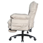 Beiger Chefsessel aus seitlicher Perspektive mit gepolsterten Armlehnen und verstellbarem Fußteil.