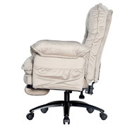 Beiger Chefsessel aus seitlicher Perspektive mit gepolsterten Armlehnen und verstellbarem Fußteil.