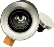 Roestvrijstalen handbel met houten handvat, close-up bovenaanzicht van de belopening en slagmechanisme, met zijaanzicht van de drukknop op witte achtergrond