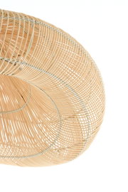 Nahaufnahme einer Hängeleuchte aus geflochtenem Rattan, seitliche Perspektive