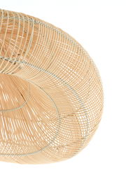 Nahaufnahme einer Hängeleuchte aus geflochtenem Rattan, seitliche Perspektive