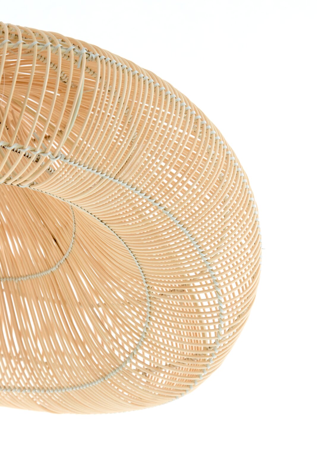 Nahaufnahme einer Hängeleuchte aus geflochtenem Rattan, seitliche Perspektive