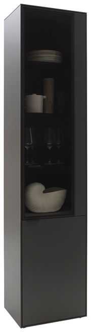 Moderne schwarze Vitrine mit Glastür, gefüllt mit Geschirr und Dekorationen, seitliche Perspektive.