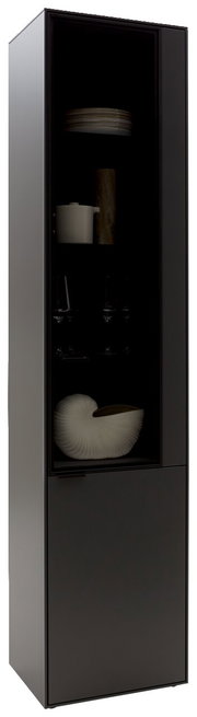 Moderne schwarze Vitrine mit Glastür, gefüllt mit Geschirr und Dekorationen, seitliche Perspektive.
