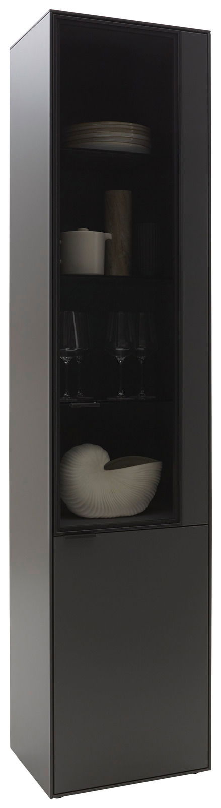 Moderne schwarze Vitrine mit Glastür, gefüllt mit Geschirr und Dekorationen, seitliche Perspektive.