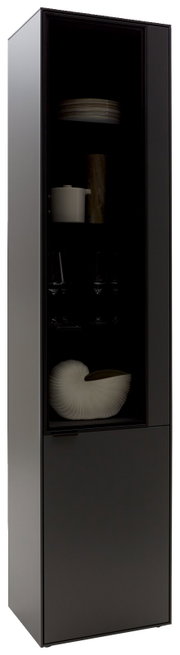 Moderne schwarze Vitrine mit Glastür, gefüllt mit Geschirr und Dekorationen, seitliche Perspektive.