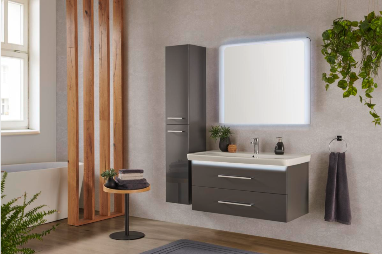 Moderner Hochschrank in einem stilvollen Badezimmer, seitliche Perspektive