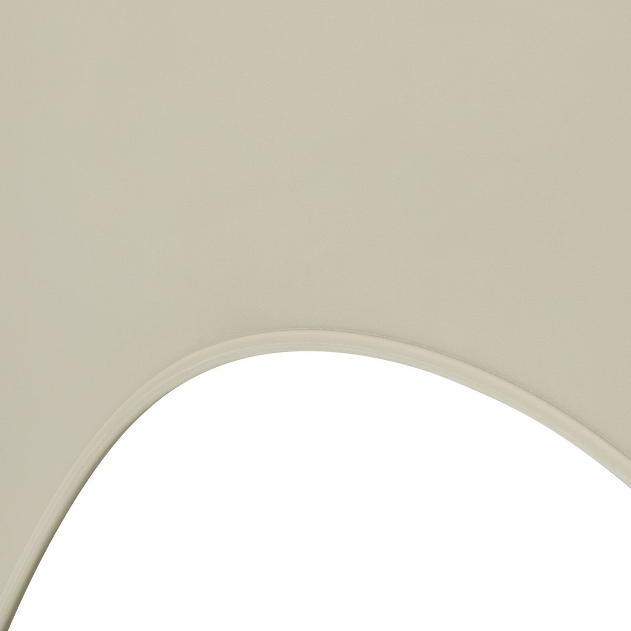 Close-up van een stapelstoel in beige, met de nadruk op de gebogen rugleuning.