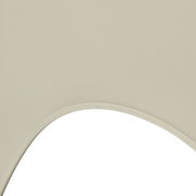 Nahaufnahme eines Stapelsessels in beige, Fokus auf die geschwungene Rückenlehne.