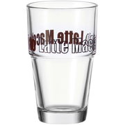 Glazen latte macchiato-beker met opschrift, van voren gefotografeerd
