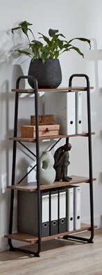 Schmales, modernes Metallregal in Schwarz mit Holzablagen, dekoriert mit Pflanze im Topf, Vasen, Figur und Ordnern, fotografiert in leicht seitlicher Perspektive im Innenraum.