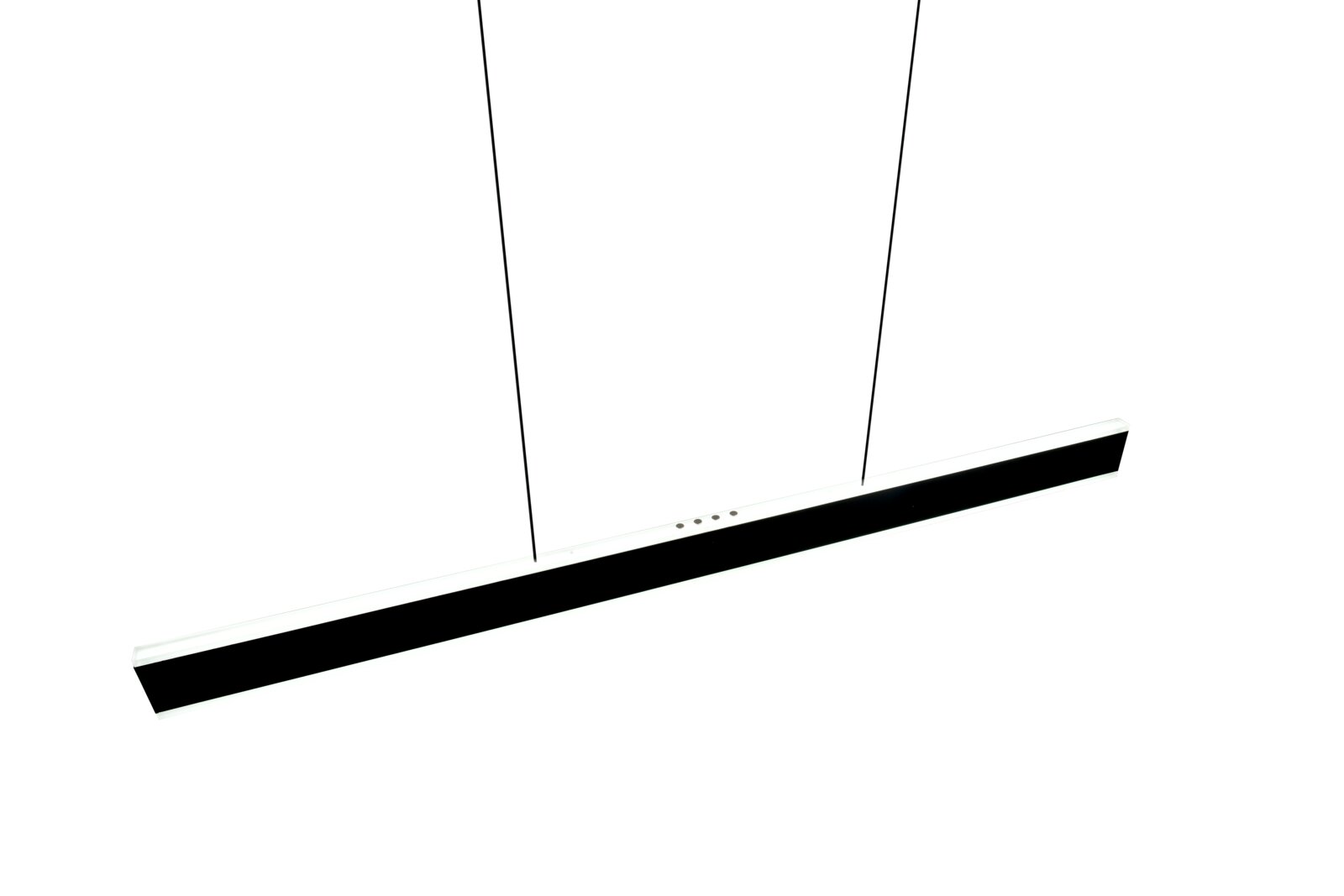 Schlanke, längliche LED-Pendelleuchte in Schwarz-Weiß, an zwei Kabeln aufgehängt, in schräger Perspektive von unten/seitlich vor weißem Hintergrund