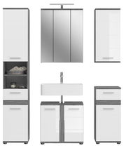 Frontale Ansicht einer modernen Badkombination mit Beleuchtung, bestehend aus einem Spiegelschrank, einem Waschbeckenunterschrank und mehreren Schränken in Weiß und Grau.