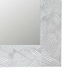 Nahaufnahme eines rechteckigen Spiegels mit dekorativem, strukturiertem Rahmen in Weiß, perspektivisch von der Ecke aufgenommen.