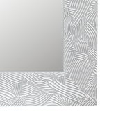 Nahaufnahme eines rechteckigen Spiegels mit dekorativem, strukturiertem Rahmen in Weiß, perspektivisch von der Ecke aufgenommen.