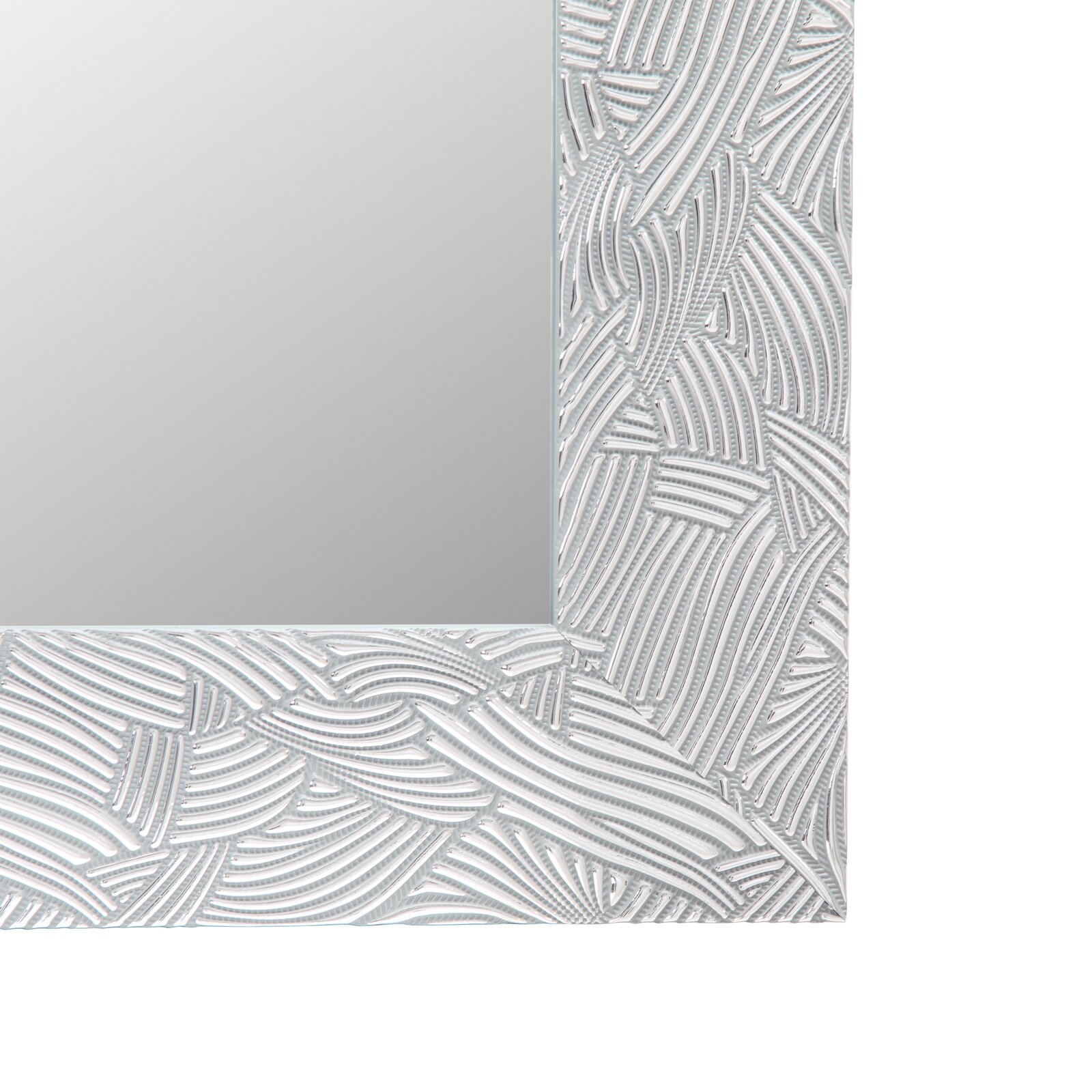 Nahaufnahme eines rechteckigen Spiegels mit dekorativem, strukturiertem Rahmen in Weiß, perspektivisch von der Ecke aufgenommen.