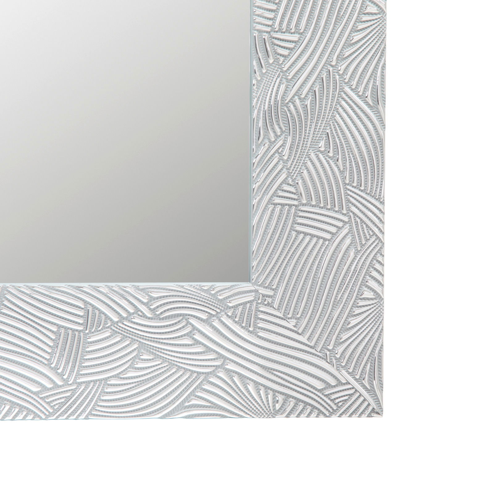 Nahaufnahme eines rechteckigen Spiegels mit dekorativem, strukturiertem Rahmen in Weiß, perspektivisch von der Ecke aufgenommen.