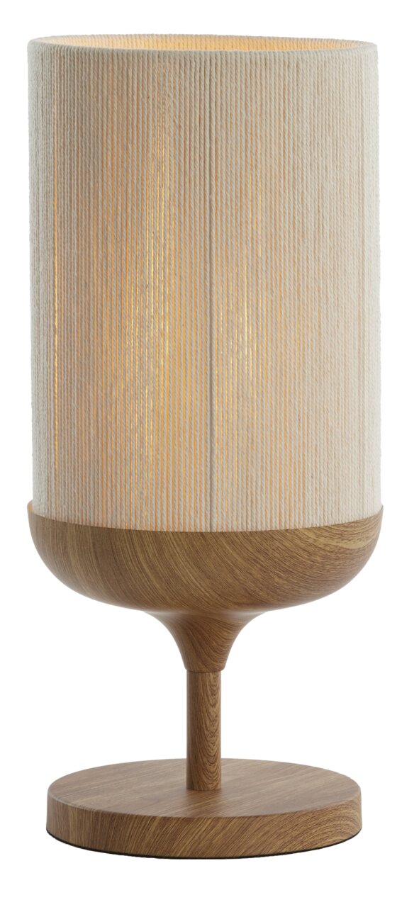 Tafellamp met een cilindervormige, crèmekleurige stoffen kap en een houten voet in warm bruin, met een warm licht, vrijstaand op een witte achtergrond, vooraanzicht