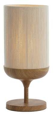 Tafellamp met een cilindervormige, crèmekleurige stoffen kap en een houten voet in warm bruin, met een warm licht, vrijstaand op een witte achtergrond, vooraanzicht