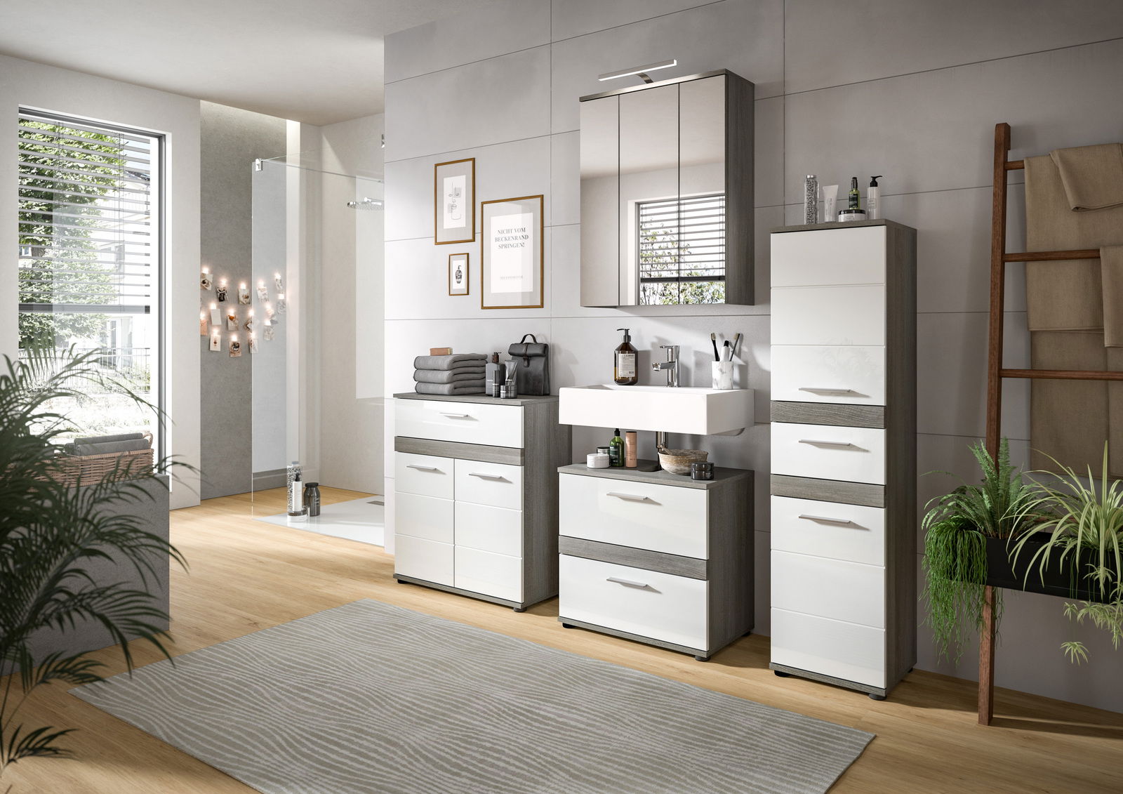 Moderne Badezimmermöbelkombination mit Spiegelschrank, Waschbeckenunterschrank und Hochschrank in einer stilvollen, hellen Umgebung, seitliche Perspektive.