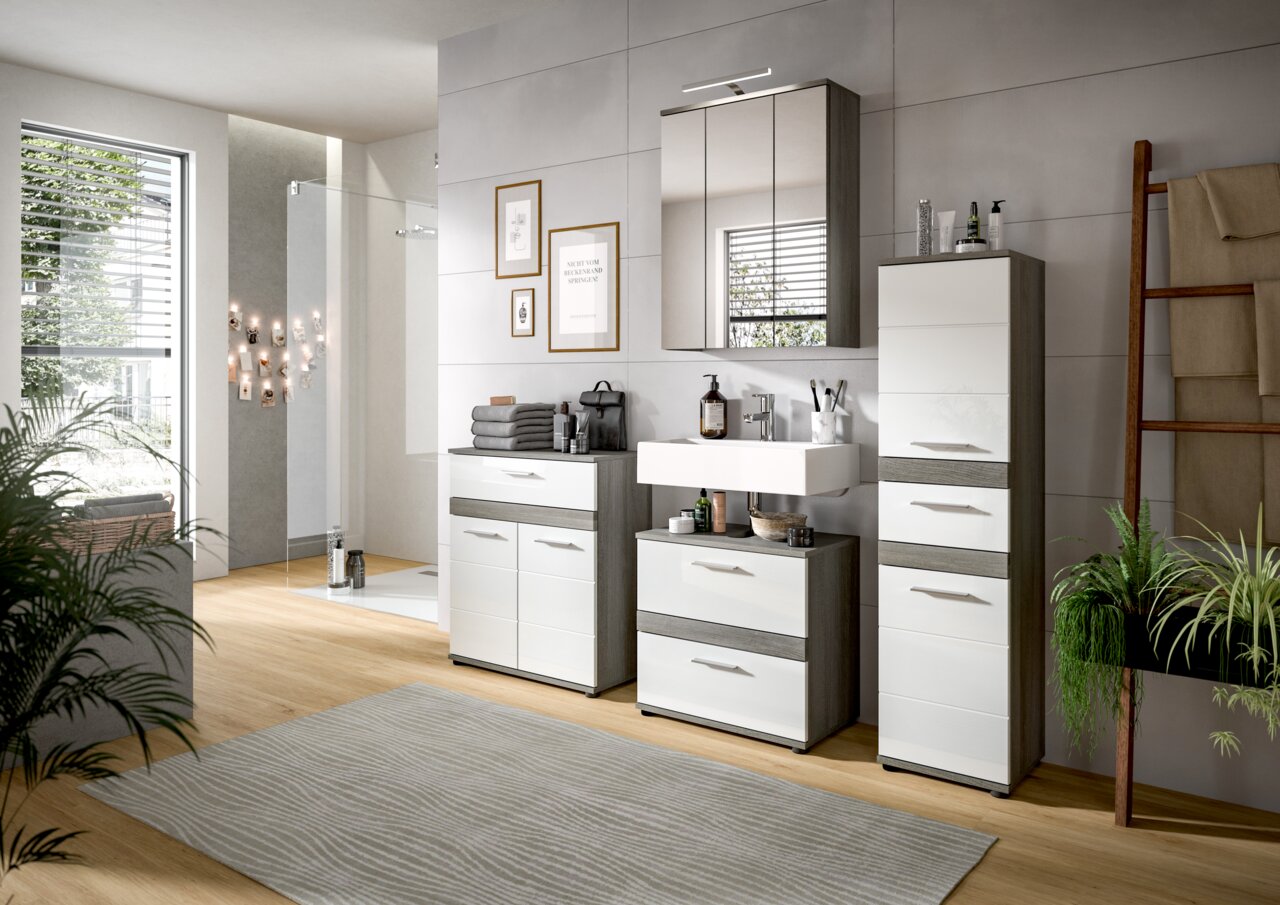 Moderne Badezimmermöbelkombination mit Spiegelschrank, Waschbeckenunterschrank und Hochschrank in einer stilvollen, hellen Umgebung, seitliche Perspektive.