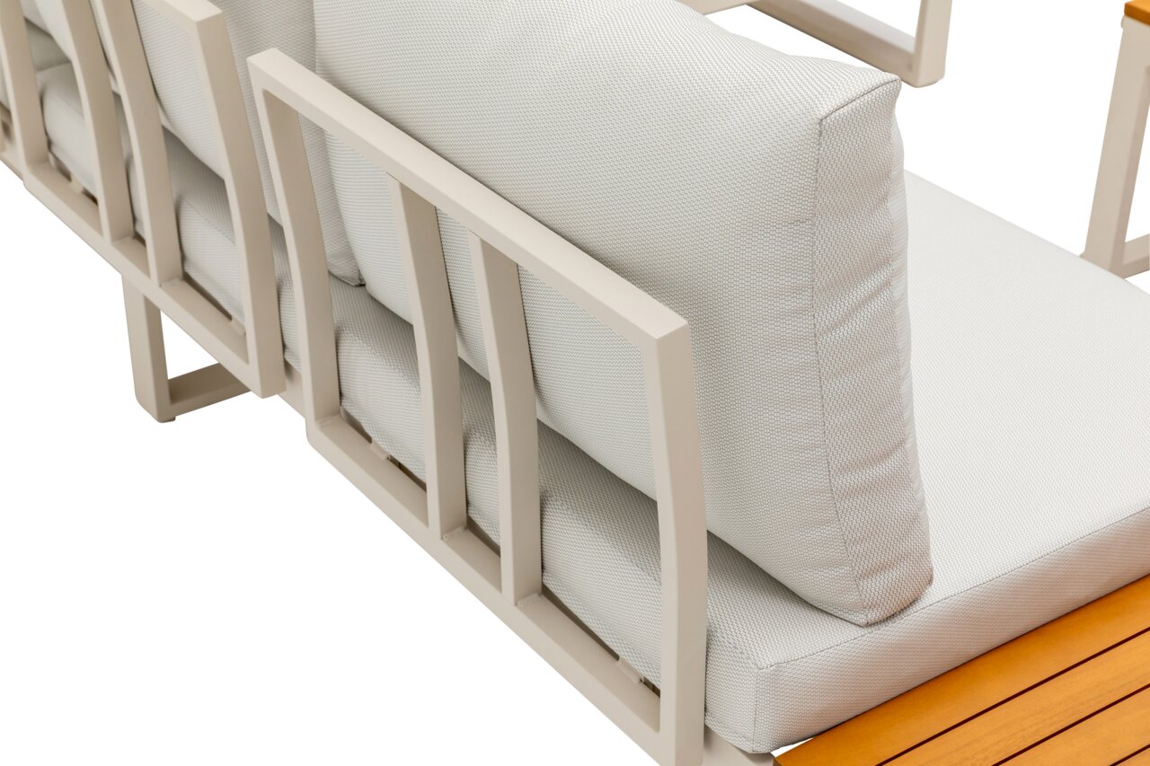 Rückansicht einer Gartenlounge mit hellen Polstern und einem stabilen Metallrahmen.