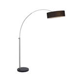 Moderne Stehleuchte mit gebogenem Arm und schwarzem Lampenschirm, seitliche Perspektive