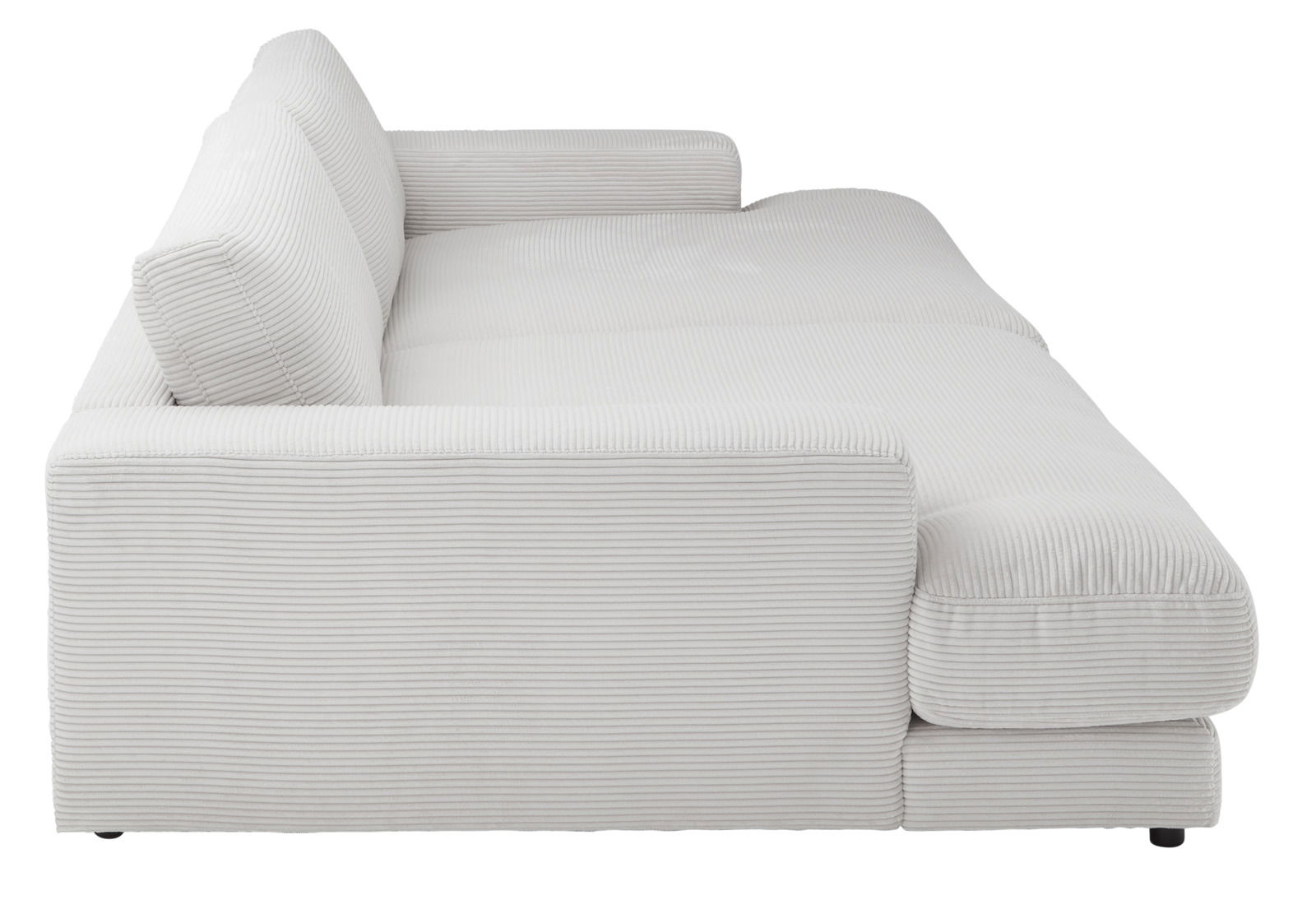 Seitenansicht eines kleinen Megasofas mit hellgrauem, geripptem Stoffbezug und breiten Armlehnen.