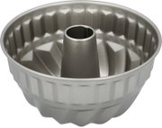Silberne Gugelhupfform aus Metall, seitliche Perspektive