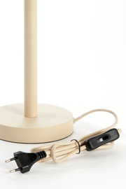 Nahaufnahme eines beigen Lampenfußes mit rundem Sockel und einem beige ummantelten Kabel mit schwarzem Schalter und Stecker.