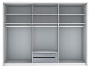Frontale Ansicht eines großen, grauen Kleiderschranks mit mehreren Fächern und einem Schubkasteneinsatz in der Mitte.