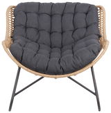 Frontansicht eines Relaxsessels mit grauem, gepolstertem Sitzkissen und einem Rahmen aus geflochtenem Material.