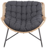 Frontansicht eines Relaxsessels mit grauem, gepolstertem Sitzkissen und einem Rahmen aus geflochtenem Material.