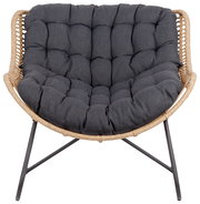 Frontansicht eines Relaxsessels mit grauem, gepolstertem Sitzkissen und einem Rahmen aus geflochtenem Material.