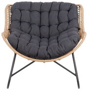 Frontansicht eines Relaxsessels mit grauem, gepolstertem Sitzkissen und einem Rahmen aus geflochtenem Material.